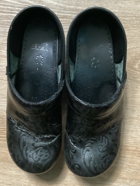 Dansko Shoes - Dansko Professional Clogs in Black Patent Embossed Leather Size 9